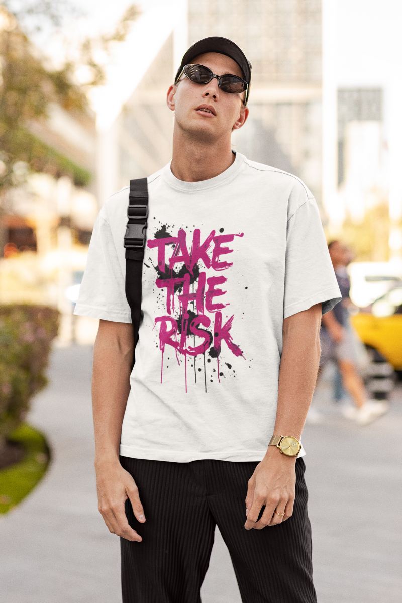 img-0f4d1774_mockup-of-a-serious-tall-man-wearing-a-round-neck-tee-on-the-street-m25260-2-rm0rmni0.jpg Erkek Özel Baskılı Modern Fit %100 Pamuk Bisiklet Yaka T-Shirt - Görsel 1