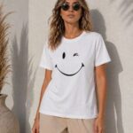 Kadın Minimal Gülümseyen Yüz Baskılı Tişört Kısa Kol Yazlık T-Shirt - Beyaz