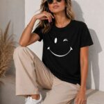 Kadın Minimal Gülümseyen Yüz Baskılı Tişört Kısa Kol Yazlık T-Shirt - Siyah