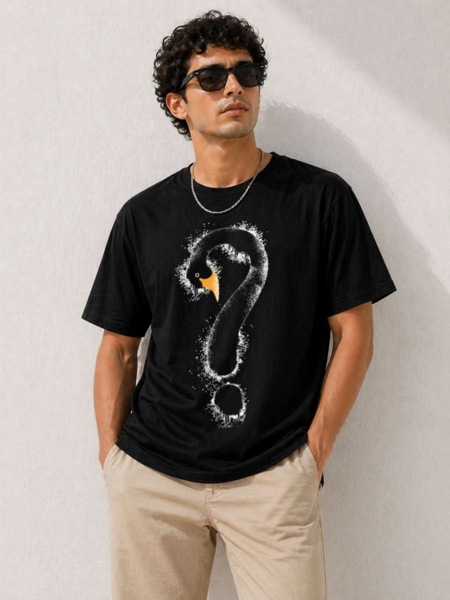 vlmrtr-10707_69f49dca47289-55631321-sw960sh1280-40qqkegn.jpg Kuğu Figürlü Soru İşareti Baskılı T-Shirt T-Shirt - Siyah - Görsel 1