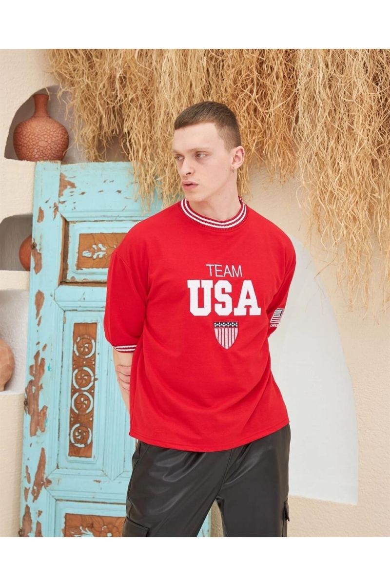 vlmrtr-1427_erkek-nakis-islemeli-ribanali-oversize-t-shirt-kirmizi-182750489-sw960sh1440-100ztkzb.jpg Erkek Bisiklet Yaka Tişört Nakış İşlemeli Kısa Kol Oversize T-Shirt - Kırmızı - Görsel 1