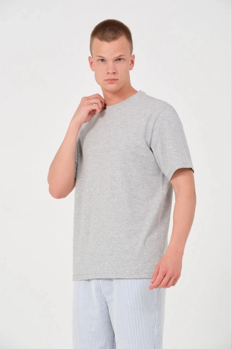 vlmrtr-1432_erkek-24-1-duz-a-kalite-oversize-t-shirt-gri-50658666-sw853sh1280-2s0jbdid.jpg Erkek Düz Penye Tişört Bisiklet Yaka Kısa Kol Regular Fit T-Shirt - Gri - Görsel 1