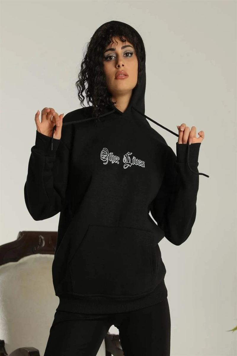 vlmrtr-1497_kadin-sirt-baskili-oversize-uc-iplik-kapusonlu-sweatshirt-siyah-182211915-sw960sh1440-38kdg5d2.jpg Kadın Oversize Kapüşonlu Cepli Baskılı 3 İplik Pamuklu Hoodie Sweatshirt - Siyah - Görsel 1