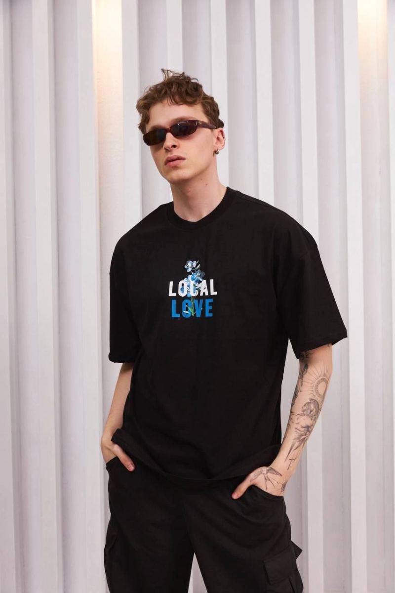 vlmrtr-4978_unisex-bisiklet-yaka-baskili-oversize-t-shirt-siyah-83631033-sw853sh1280-o92xf2om.jpg ERKEK Bisiklet Yaka Baskılı Oversize Kısa kol T-Shirt - Siyah - Görsel 1