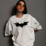 Kadın Bisiklet yaka tişort Ön ve Kol Yarasa Baskılı T-shirt  - Beyaz