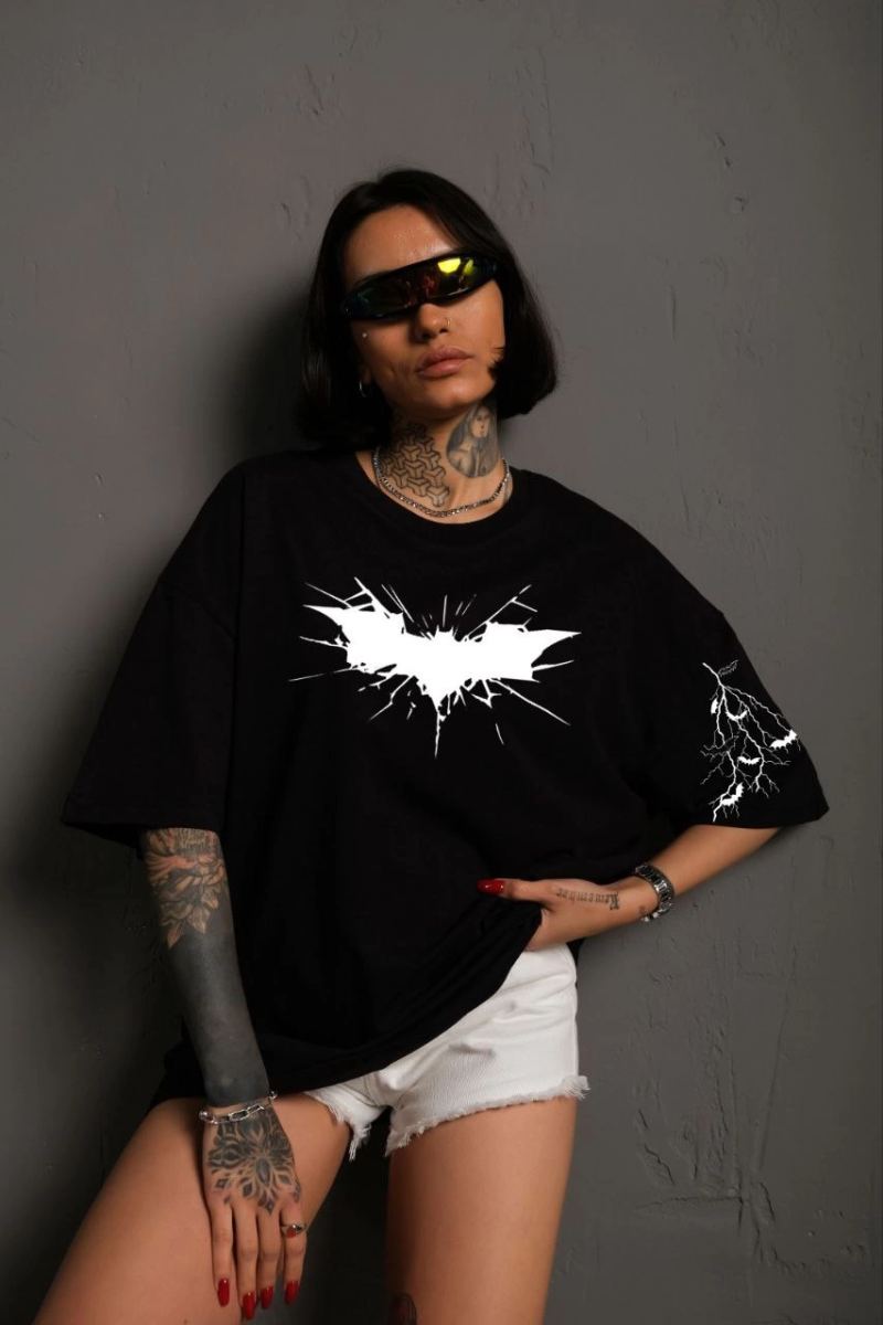 vlmrtr-5496_unisex-on-ve-kol-baskili-oversize-t-shirt-siyah-48115650-sw853sh1280-3itik0vu.jpg Kadın Bisiklet yaka tişort Ön ve Kol Yarasa Baskılı T-shirt - Siyah - Görsel 1