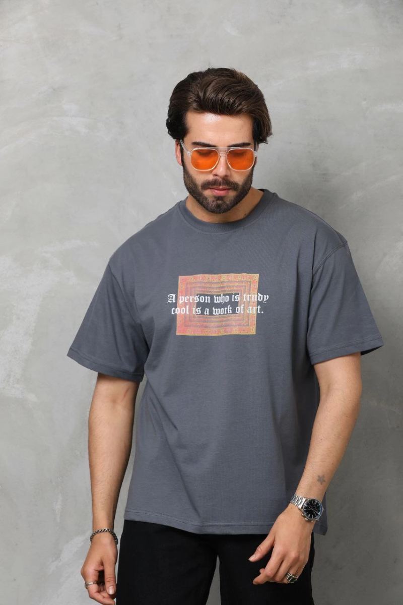 vlmrtr-5784_unisex-bisiklet-yaka-baskili-oversize-t-shirt-fume-50082071-sw853sh1280-14cj1eu4.jpg Erkek Baskılı T-Shirt Kısa Kol Bisiklet Yaka Regular Fit Rahat Kalıp Tişört - Füme - Görsel 1