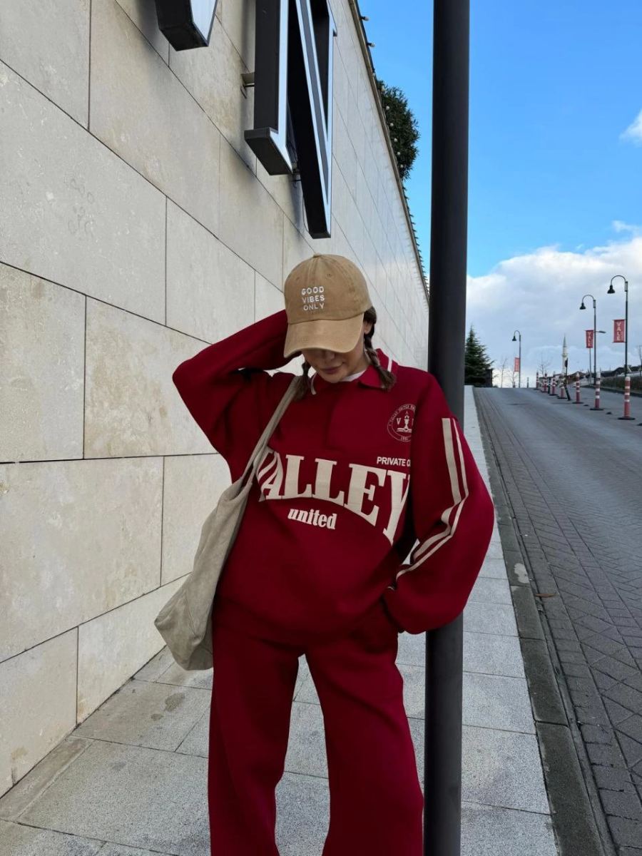 vlmrtr-7455-1314_uc-iplik-yakali-sweat-baggy-pantalonlu-takim-bordo-16010746-sw960sh1280-3pb0m7ku.jpg 3 İplik Pamuklu Yakalı Sweat Baggy Pantolonlu Takım - Bordo - Görsel 1